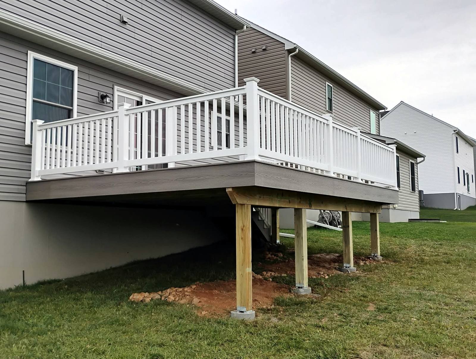 Long raised deck with white vinyl railings